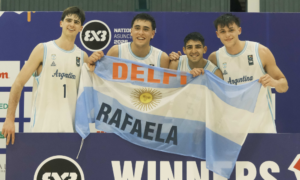 Santino Mazzucchelli y el equipo argentino festejando 